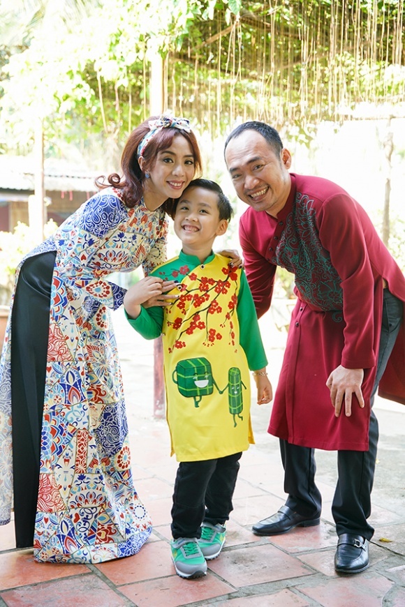 Gia đình nhà Thu Trang - Tiến Luật rạng rỡ diện áo dài đón Tết