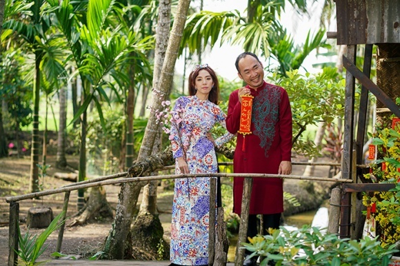 Gia đình nhà Thu Trang - Tiến Luật rạng rỡ diện áo dài đón Tết