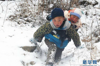 Rơi nước mắt hình ảnh cậu bé 9 tuổi gồng mình trong tuyết cõng em xuống núi