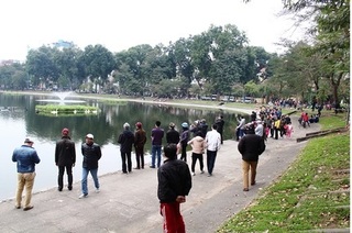 Người dân thủ đô ùn ùn kéo đến hồ Thiền Quang ngắm thiên nga