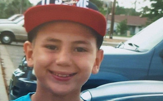 Cậu bé 13 tuổi bị mẹ và bạn trai nhốt trong chuồng chó, đánh đập đến chết