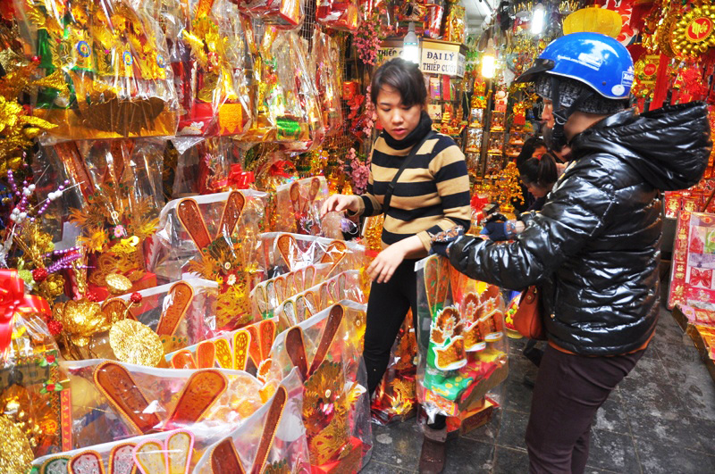 Hàng mã đắt khách, cá chép cháy hàng trước Tết ông Công, ông Táo