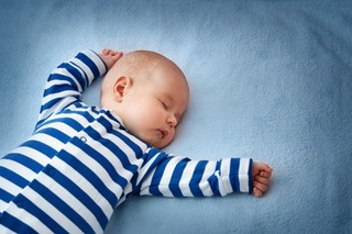 Bé 18 tháng tuổi đột tử khi ngủ vì đắp chăn, các mẹ nên biết cách cho con ngủ vừa ấm vừa an toàn