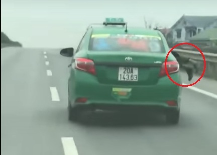 Chiến sĩ công an nằm trên nắp capo, tài xế Mai Linh vẫn phóng xe như bay