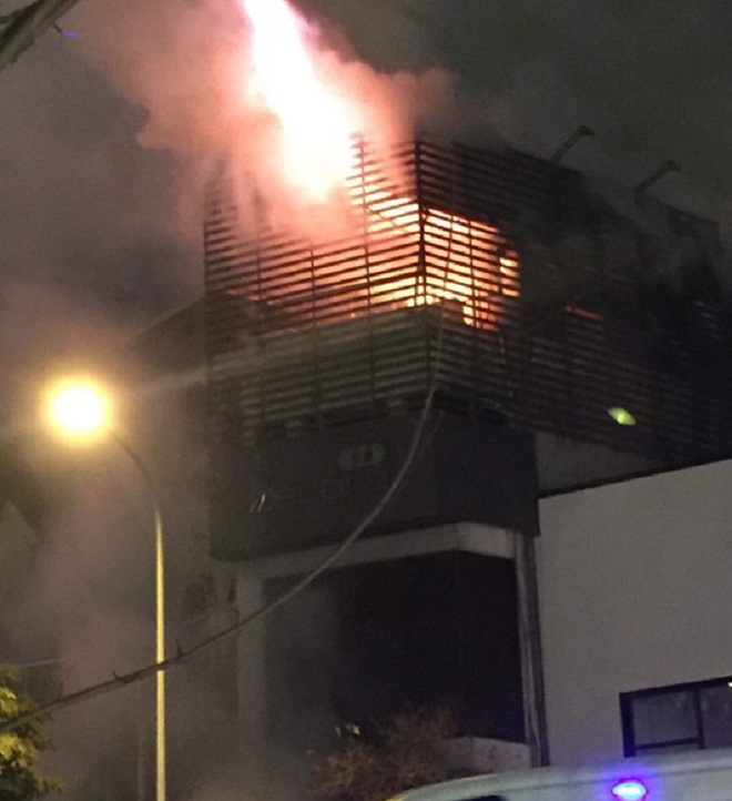 Hà Nội: Cháy ngùn ngụt trong đêm, nhà 5 tầng bị thiêu trước Tết nguyên đán