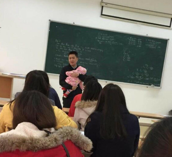 Đằng sau bức ảnh thầy giáo bế con cho nữ sinh viên làm bài thi
