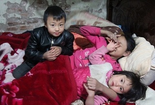 Đôi vợ chồng trẻ có 8 người con ở Hà Nội: “Tết chỉ khác ngày thường là không ai thuê mướn vợ chồng tôi