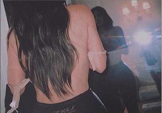 Nhờ con gái 4 tuổi chụp hình cởi đồ, Kim Kardashian bị mắng chửi thậm tệ