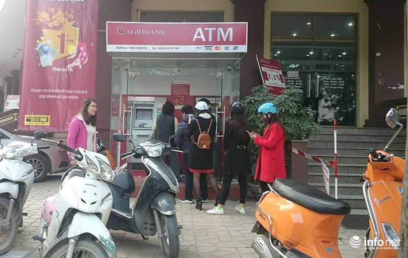 Ngao ngán cảnh chen chúc nhau rút tiền tại cây ATM ngày giáp Tết 680
