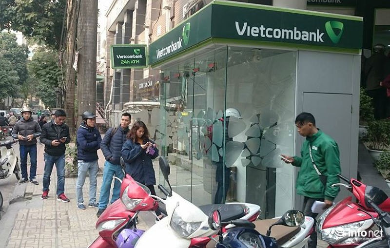 Ngao ngán cảnh chen chúc nhau rút tiền tại cây ATM ngày giáp Tết