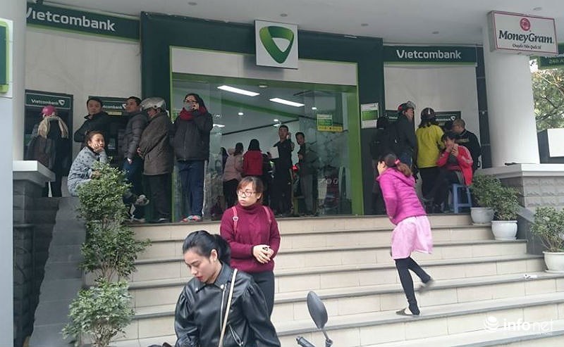 Ngao ngán cảnh chen chúc nhau rút tiền tại cây ATM ngày giáp Tết