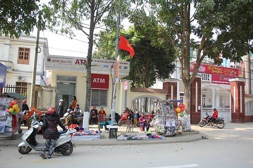 Ngao ngán cảnh chen chúc nhau rút tiền tại cây ATM ngày giáp Tết 7