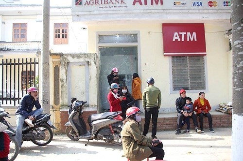 Ngao ngán cảnh chen chúc nhau rút tiền tại cây ATM ngày giáp Tết 9
