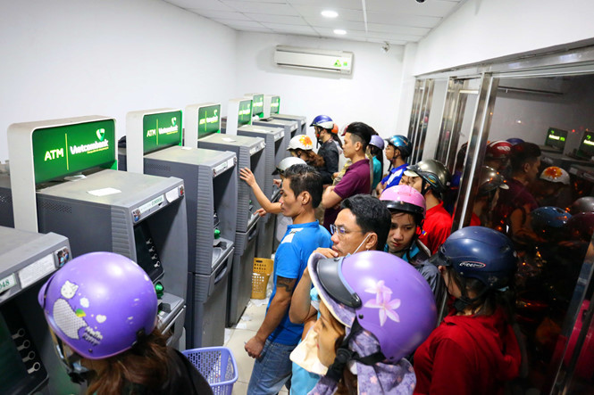 Ngao ngán cảnh chen chúc nhau rút tiền tại cây ATM ngày giáp Tết 11