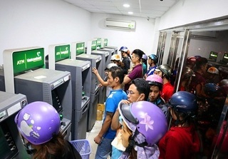 Ngao ngán cảnh chen chúc nhau rút tiền tại cây ATM ngày giáp Tết