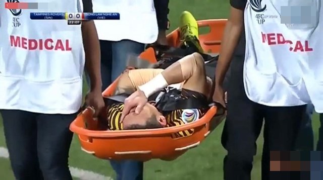 Cựu thủ môn đội tuyển Việt Nam gặp chấn thương kinh hoàng tại AFC Cup