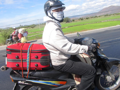 nhiều người lựa chọn đi xe máy về quê ăn tết 3