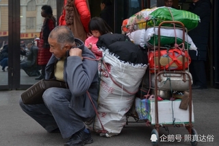Nhà nhà về quê ăn Tết, người cha già mang vác 200kg hành lý lên thành phố đoàn tụ cùng con trai