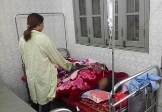 Bé gái 10 tuổi bị hiếp dâm ở Hòa Bình suýt bị chết cháy