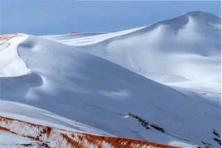 Kỳ lạ tuyết phủ trắng xóa sa mạc lớn nhất thế giới