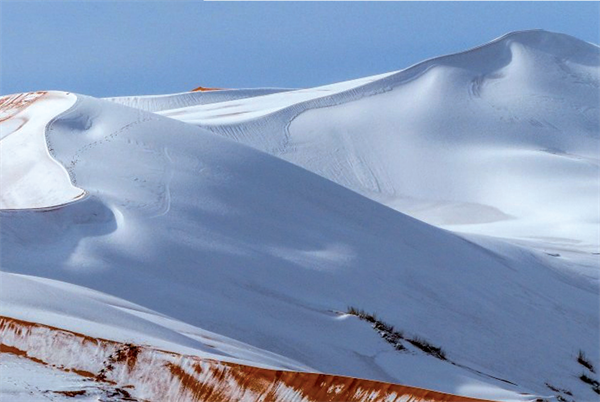 Sa mạc lớn nhất thế giới bị mưa tuyết bao phủ suốt nhiều ngày liền