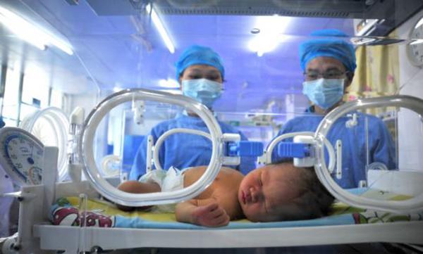 Đau bụng, người phụ nữ tá hỏa khi không biết mang bầu bỗng đẻ ra con 2