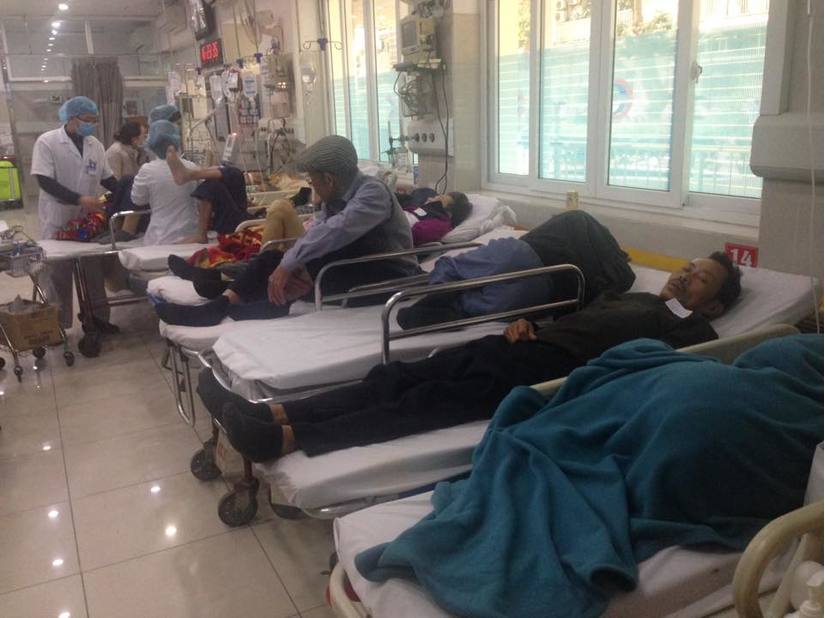 Cận Tết, Bệnh viện Bạch Mai vỡ trận, bác sĩ kiệt sức vì cấp cứu 10