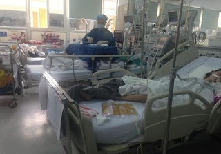 Cận Tết, Bệnh viện Bạch Mai 'vỡ trận', bác sĩ kiệt sức vì cấp cứu
