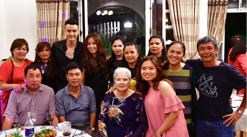 Khoe ảnh chuẩn bị đón Tết cùng bố, Hoàng Thùy Linh vô tình để lộ chàng trai giấu mặt