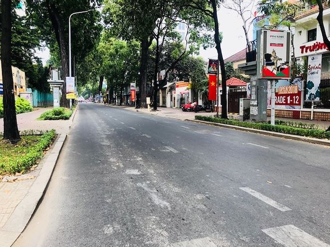 9g30 sáng nhưng tuyến phố Trương Định không một bóng người, không chật như nêm vào mỗi buổi sáng