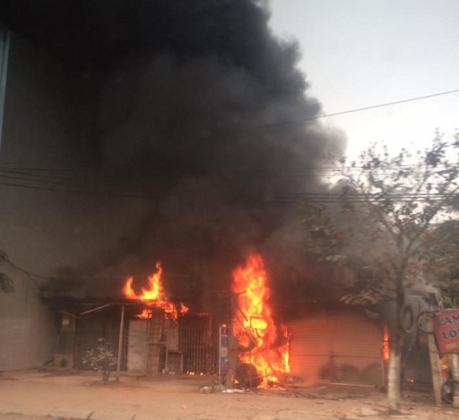 Hà Nội: Cháy lớn tại xưởng sửa chữa ô tô, nhiều tài sản bị thiêu rụi