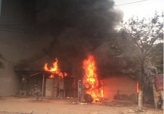 Hà Nội: Cháy lớn tại xưởng sửa chữa ô tô, nhiều tài sản bị thiêu rụi