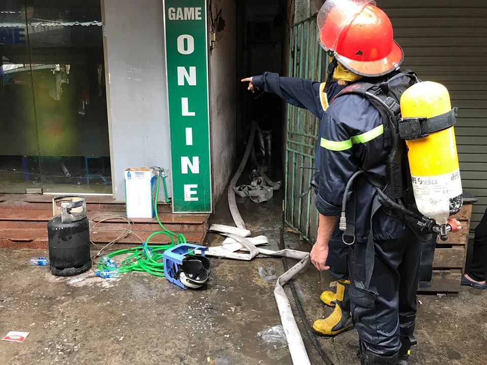 Cháy lớn trong căn nhà 4 tầng ở Hà Nội, nhiều người tá hỏa bỏ chạy