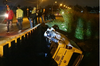 Quảng Nam: Tranh nhau qua cầu, xe khách bị hất văng xuống nước