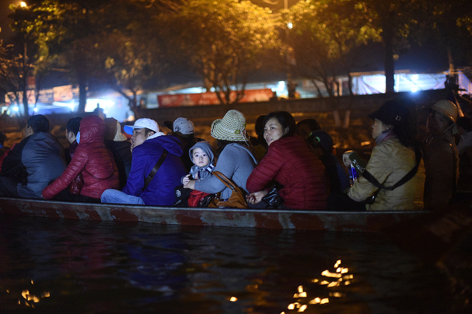Hàng nghìn người thức trắng đêm đi đò, trẩy hội chùa Hương