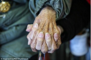 Cái nắm tay thật chặt của cặp vợ chồng già sống với nhau tới 