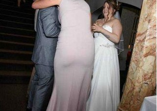Được thuê chụp đám cưới, nhiếp ảnh gia chụp cô dâu chú rể thì ít, mà chụp tới 96 tấm ảnh nhạy cảm của 2 phù dâu