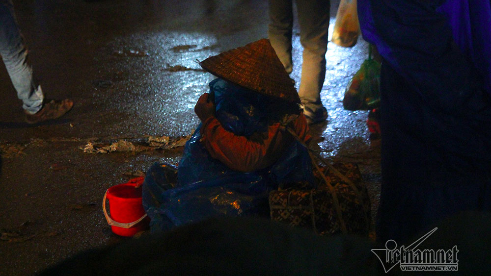 Bồng trẻ đi ăn xin trong phiên chợ Viềng khiến nhiều người ngán ngẩm