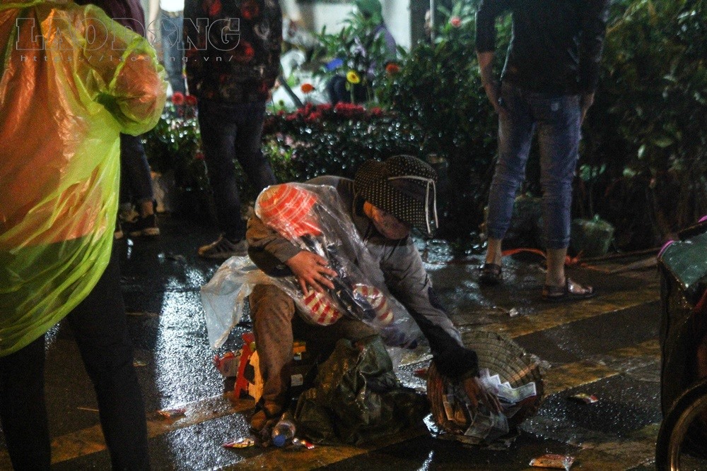 Bồng trẻ đi ăn xin trong phiên chợ Viềng khiến nhiều người ngán ngẩm