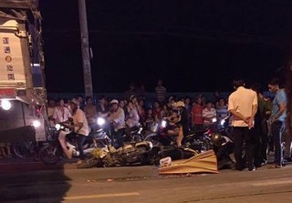 Đang đứng chơi ven đường, 7 người ở Nghệ An bị ô tô tông thương vong