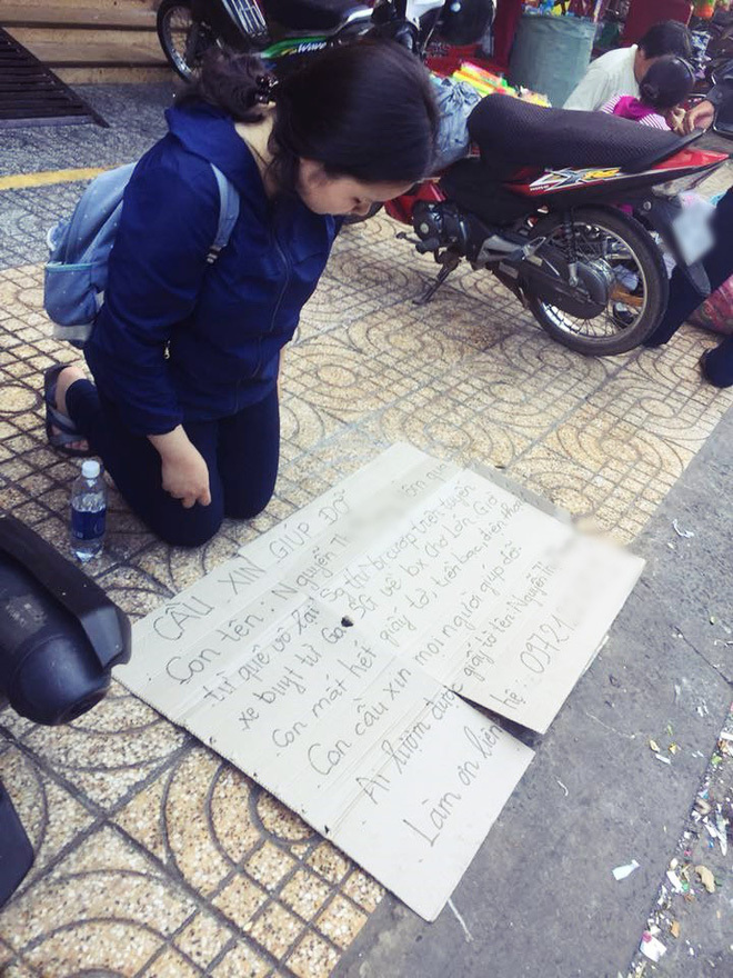 Nữ sinh quỳ gối bên đường xin lại giấy tờ bị mất ví trên xe buýt