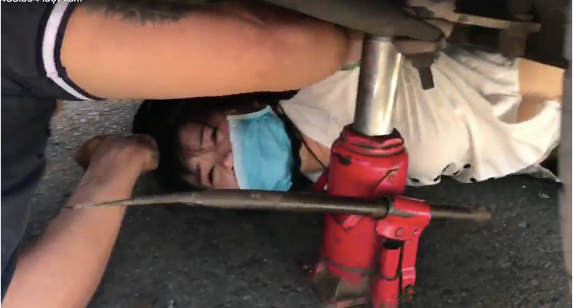 Cô gái bị kẹt dưới gầm xe khách trong lúc mọi người cố gắng giải cứu 6