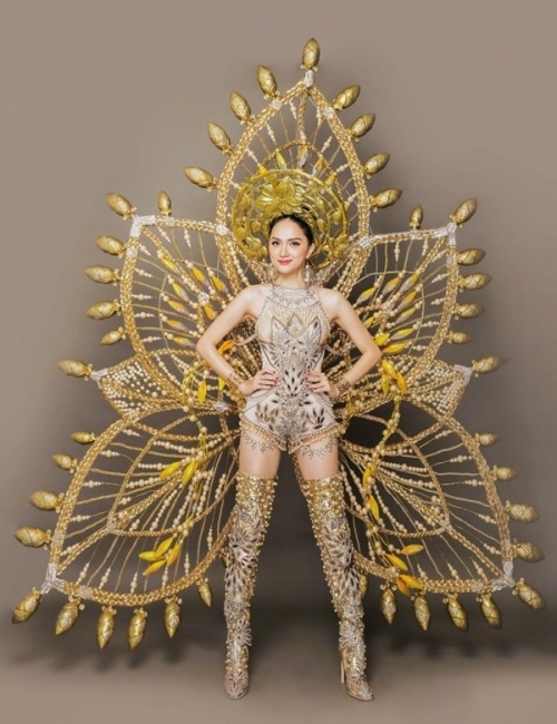 Hương Giang khoe trang phục dân tộc tại Hoa hậu Chuyển giới 2018