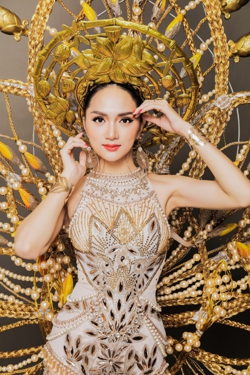 Hương Giang khoe trang phục dân tộc tại Hoa hậu Chuyển giới 2018