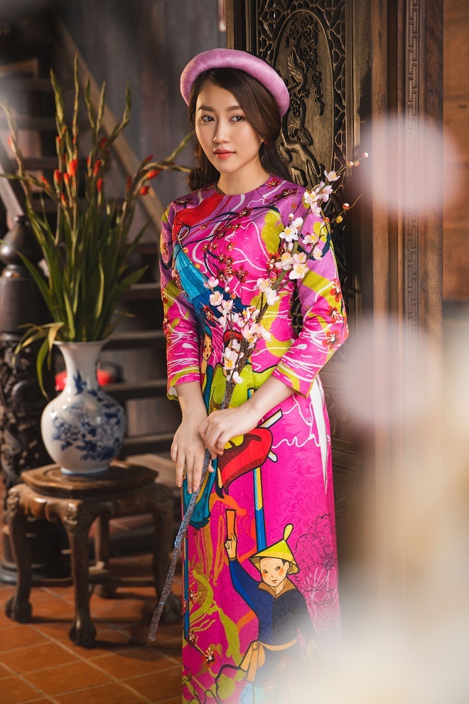 Nữ diễn viên Hồng Loan thanh lịch trong tà áo dài truyền thống