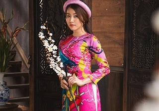 Nữ diễn viên Hồng Loan đẹp dịu dàng trong tà áo dài truyền thống
