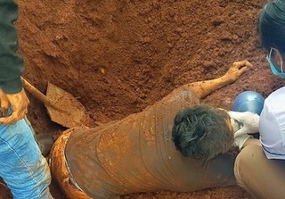 Đắk Nông: Đào móng xây nhà, 3 người bị đất lở vùi lấp