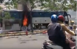 Sau tiếng nổ, xe khách chở hơn chục người cháy ngùn ngụt ở Sài Gòn