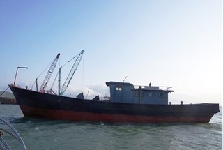 Phát hiện 'tàu ma' chữ Trung Quốc trôi dạt trên biển