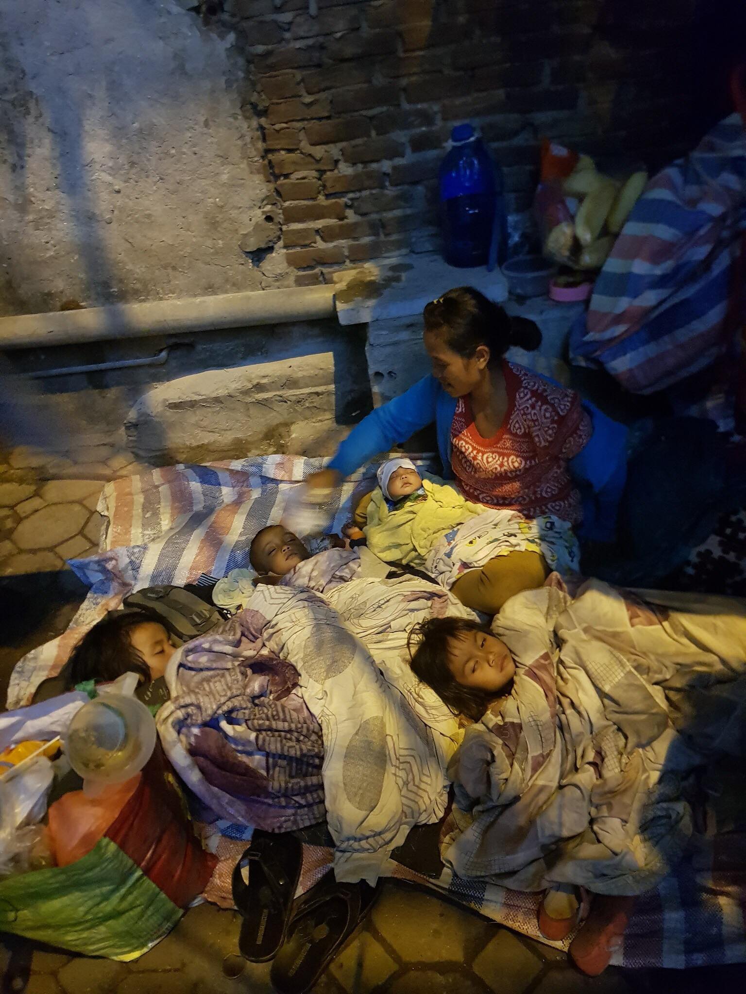Người phụ nữ dắt 4 con nhỏ nheo nhắt từ Lào sang Việt Nam xin quần áo mặc 
